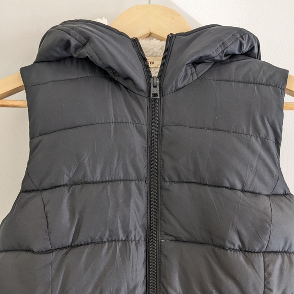 Hollister Fur-lined Hooded Puffer Vest | XS | EUC - Picture 4 of 12